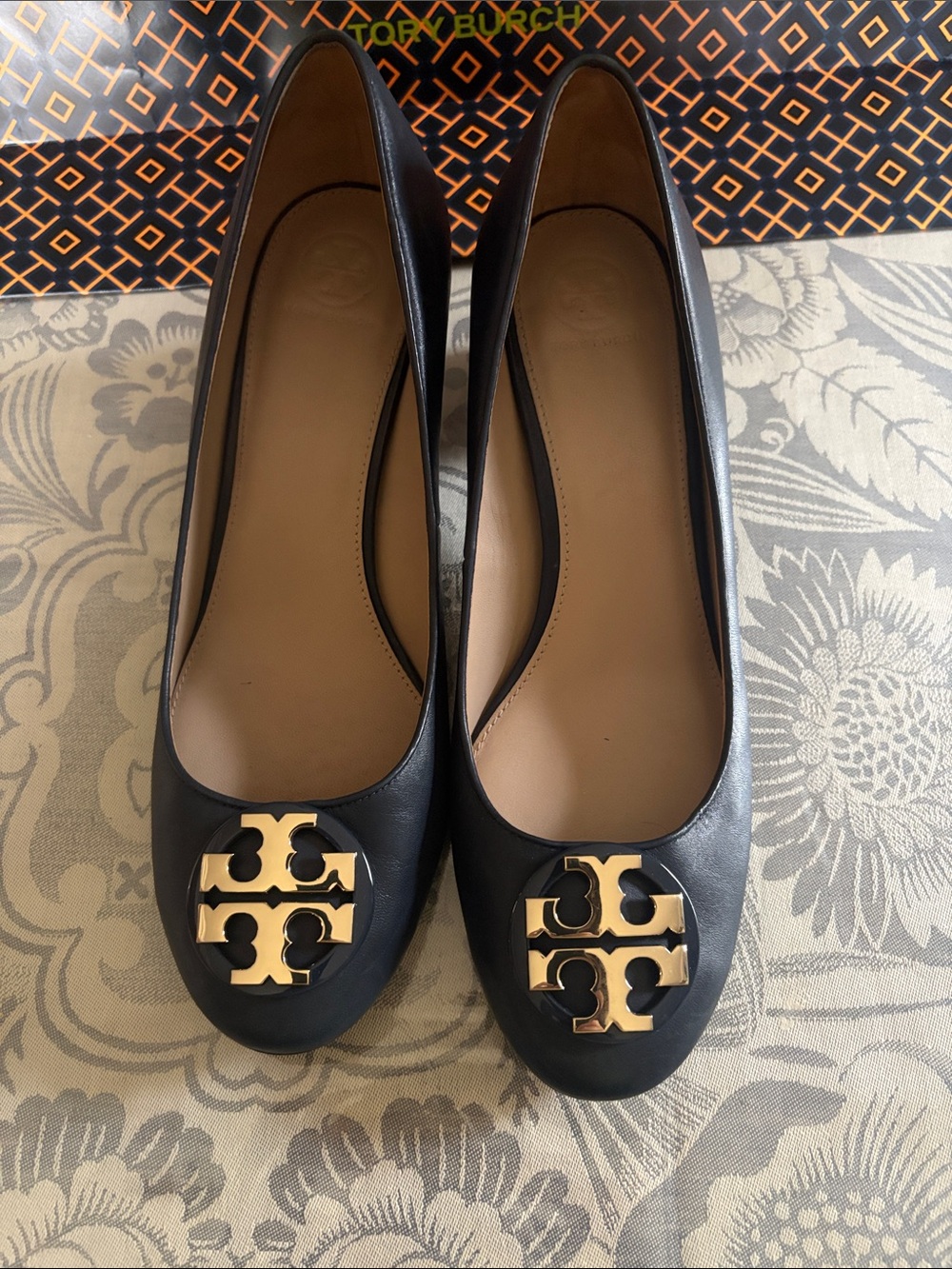 Tory Burch Janey 50 mm Pump with Gold Logo. Navy calf leather